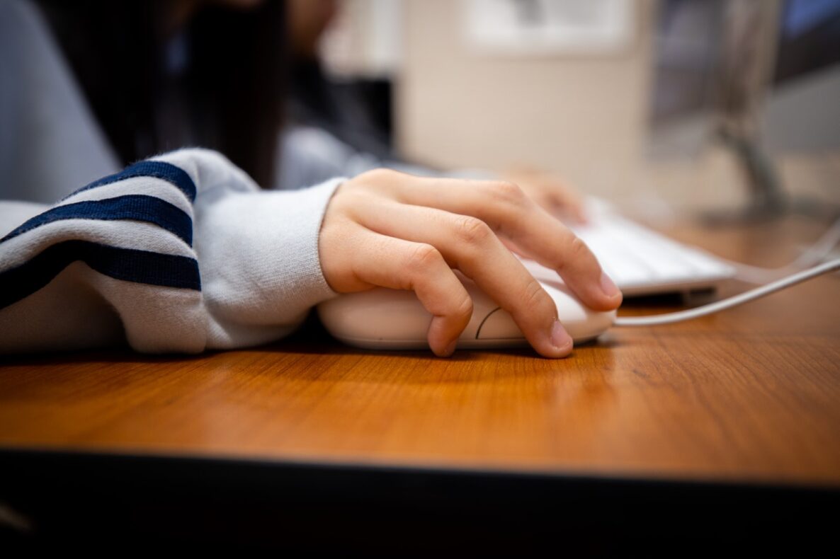 hand on mouse